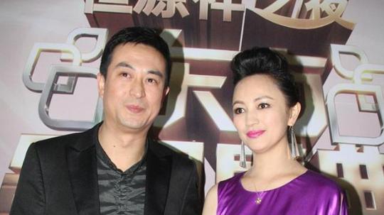 “华谊老板娘”罗海琼，造型一般人欣赏不了，紫色亮裙配粉丝袜，看着真挺有个性