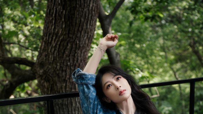 杨紫近照美出圈！抹胸碎花裙勾勒纤细身姿，天鹅颈锁骨成颜值“王炸”