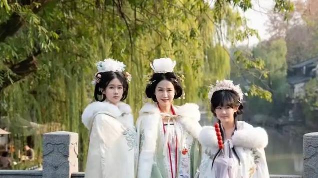 陆毅49岁生日，鲍蕾与俩女儿送惊喜，一家四口穿亲子装高颜值抢镜