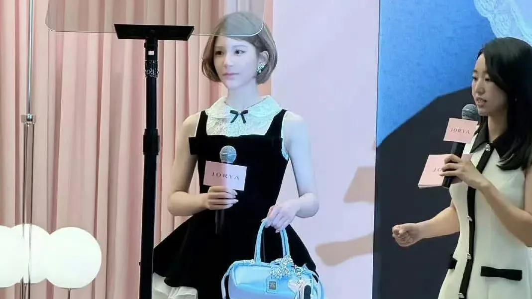 赵露思线下活动，脸部变化过大，网友直呼认不出来像变了个人