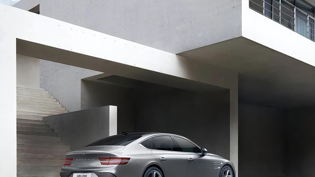 内敛的行政级座驾，标配电动吸合门+全时四驱，搭载混动系统，续航1000km