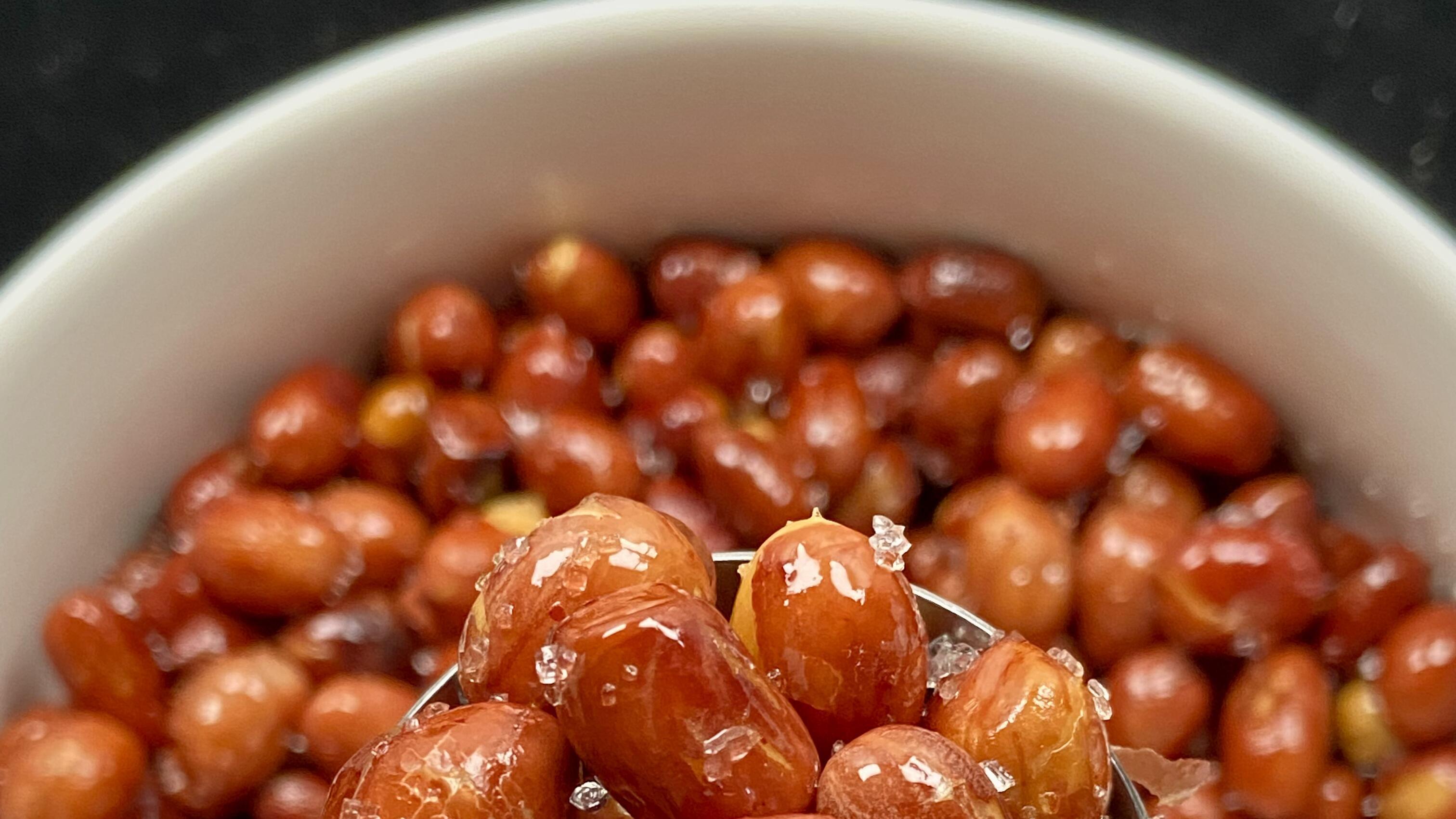 油炸花生米：铁锅里的“暗器江湖”