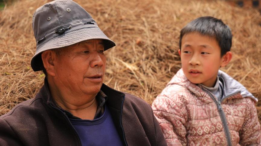 妈妈身患双癌难治，爷爷突发脑梗丧失劳力，男童哭红双眼被推向命运悬崖