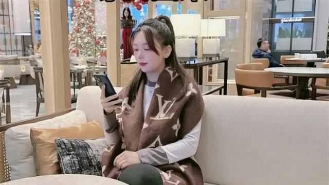 上海富婆爱上小20岁江苏小伙，富婆怀孕后，小伙抛下她直接出国了