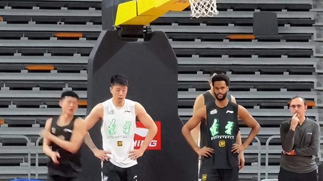 辽宁备战广东！全员训练演练战术，杨鸣重提完整体，认可奥利弗！