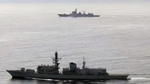 英国军舰闯台海，老船碰上新武器，一招废了三年训练。