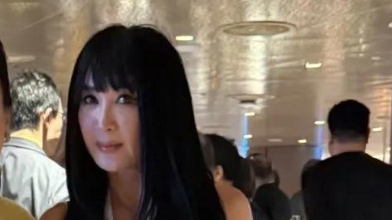 审美掉线了？59岁温碧霞现身谢霆锋演唱会，新刘海造型反显老态