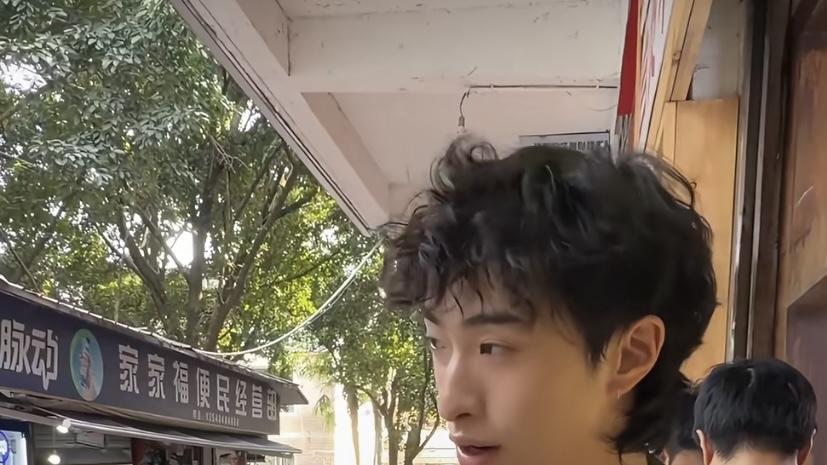 伊能静儿子逛成都，恩利吃美食被辣出表情包，给继父的礼物很惊喜