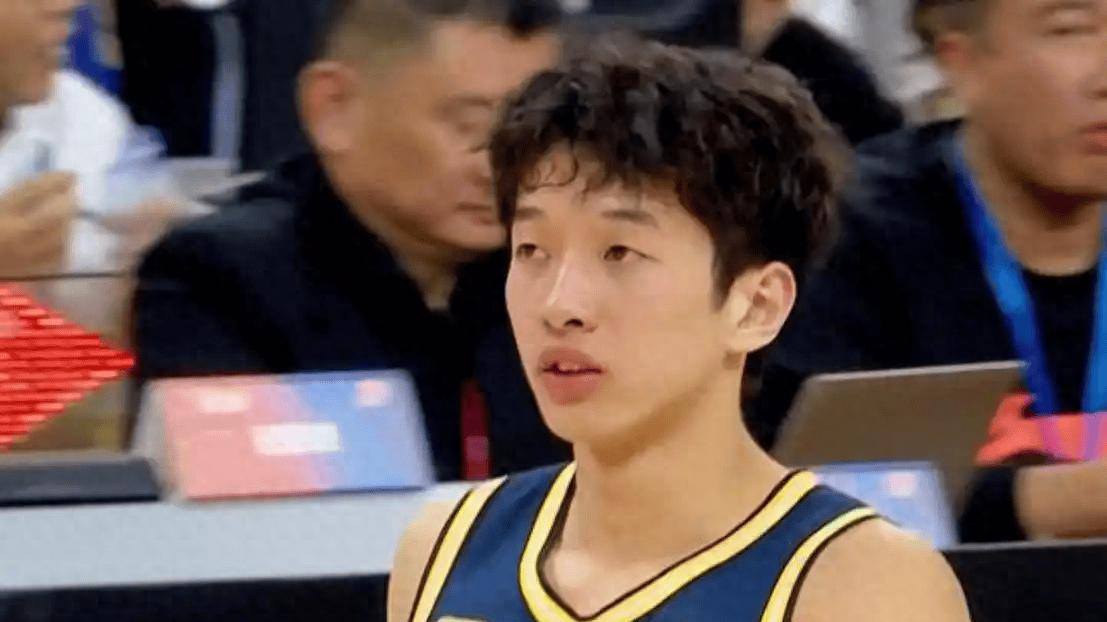 千呼万唤始出来，杨溢俱乐部杯首秀亮眼，他释放了徐杰压力