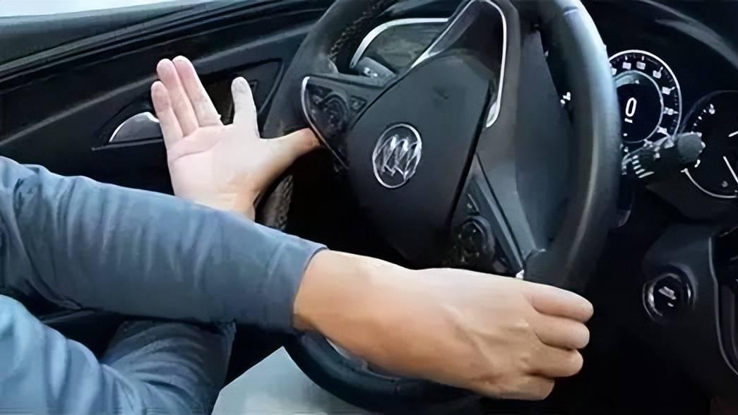 千万不要这个姿势开车，真相“很伤人”