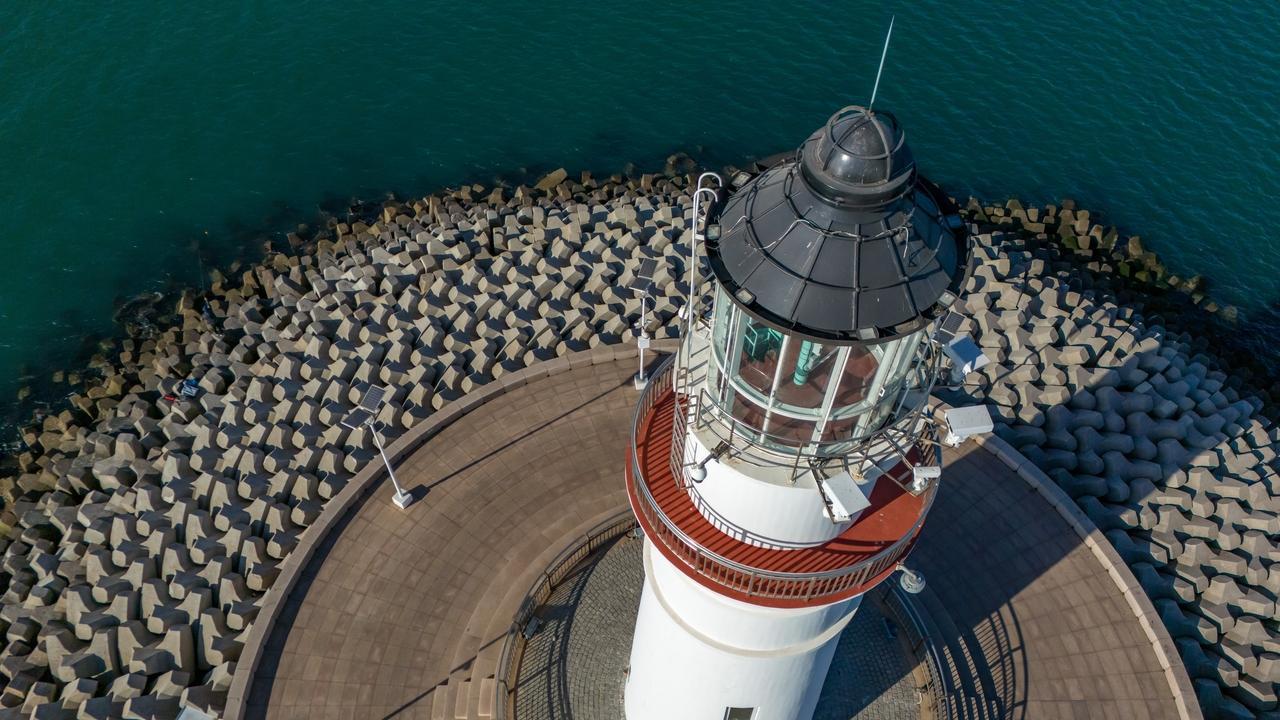 谁懂祈福灯塔的浪漫？淡紫灯光映海，牵手走过超灵验