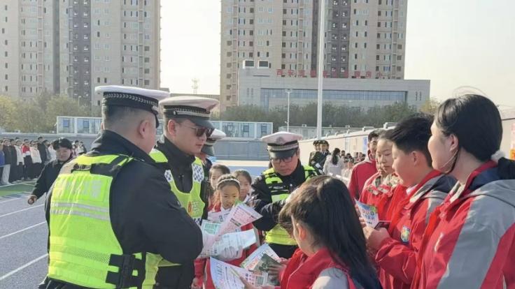 第十四个“全国交通安全日”主题宣讲活动走进校园