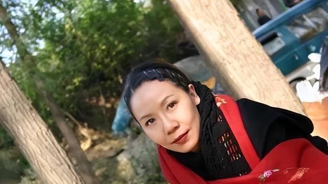 她是“中国最丑女演员”，却成功嫁入豪门成为阔太，活成人生赢家