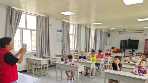 手摇微光点亮科学梦想 实践课堂解码电力奥秘