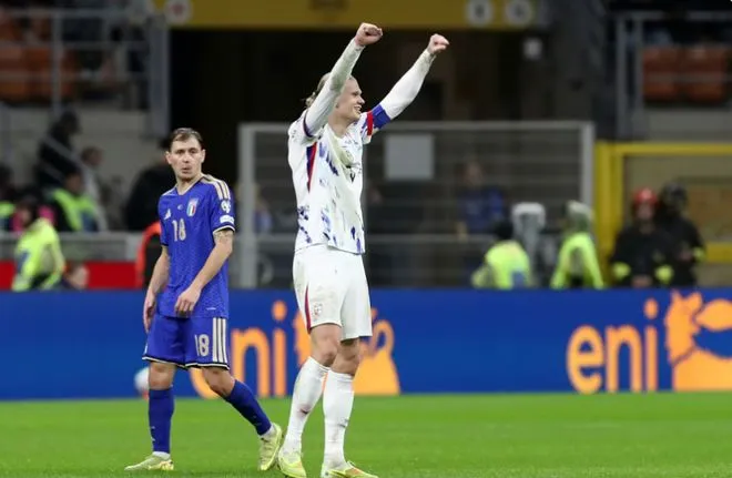 挪威之前，单届赛事能双杀意大利的球队，历史上只有两个