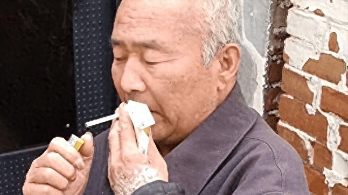 大衣哥家门口又出事了，这次是个70岁的老头儿，堵着门要60万！”