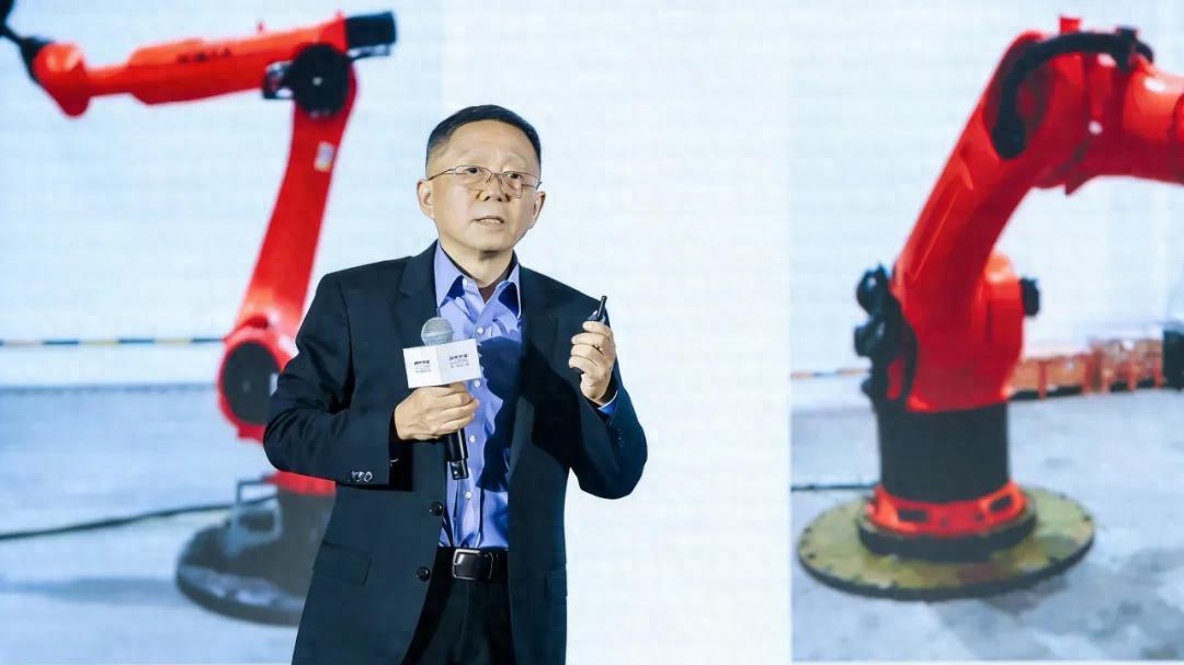 美的集团发布超人形机器人“美罗U”，六臂协同引领工业智造变革