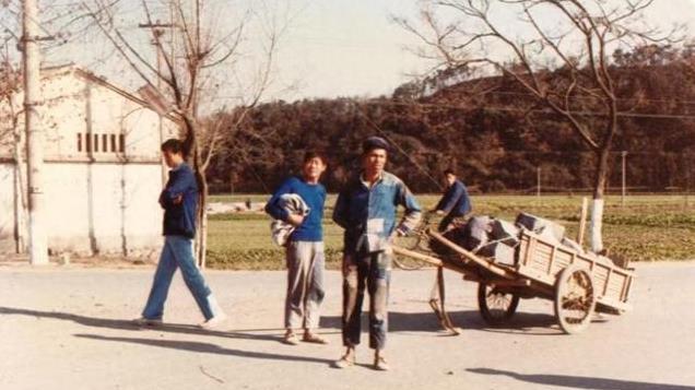 86年我卖豆腐，一位阿姨连着买16天豆腐不给钱，后来我们成一家人