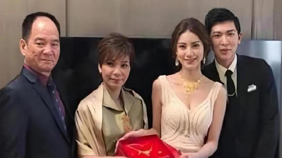 汪小菲再婚新娘旧照被扒



汪小菲的新婚妻子被扒出六年前的婚纱照，地点巴黎铁塔