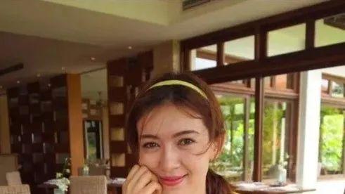 尼格买提的维族娇妻太美了，穿白裙仙气十足，异域脸比迪丽热巴还精致