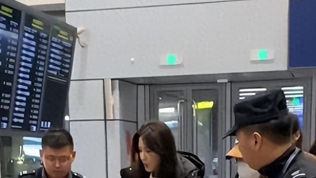 48岁曾黎在机场被围堵，手提大白菜面露尴尬，被怼脸拍照颜值抗打