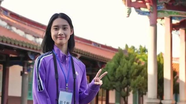 神仙妹妹彭弋航被评为清华学生年度人物，为何能击败众多理科生？