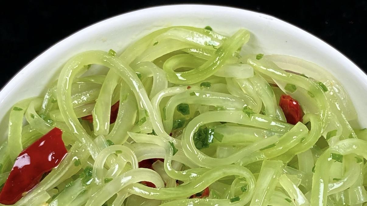 快去试试这个葱油莴笋超清爽！