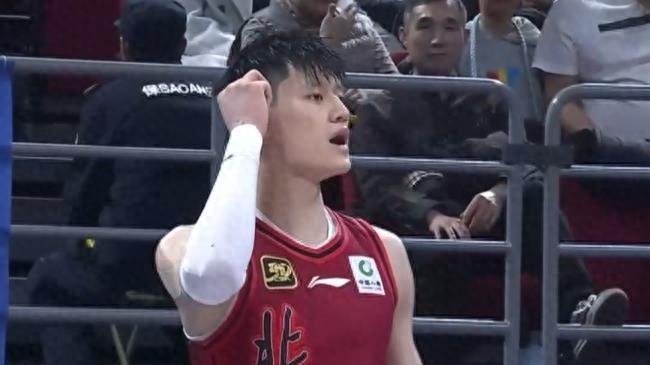 京沪大战！洛夫顿被限制，北京队内外开花，新援表现不错