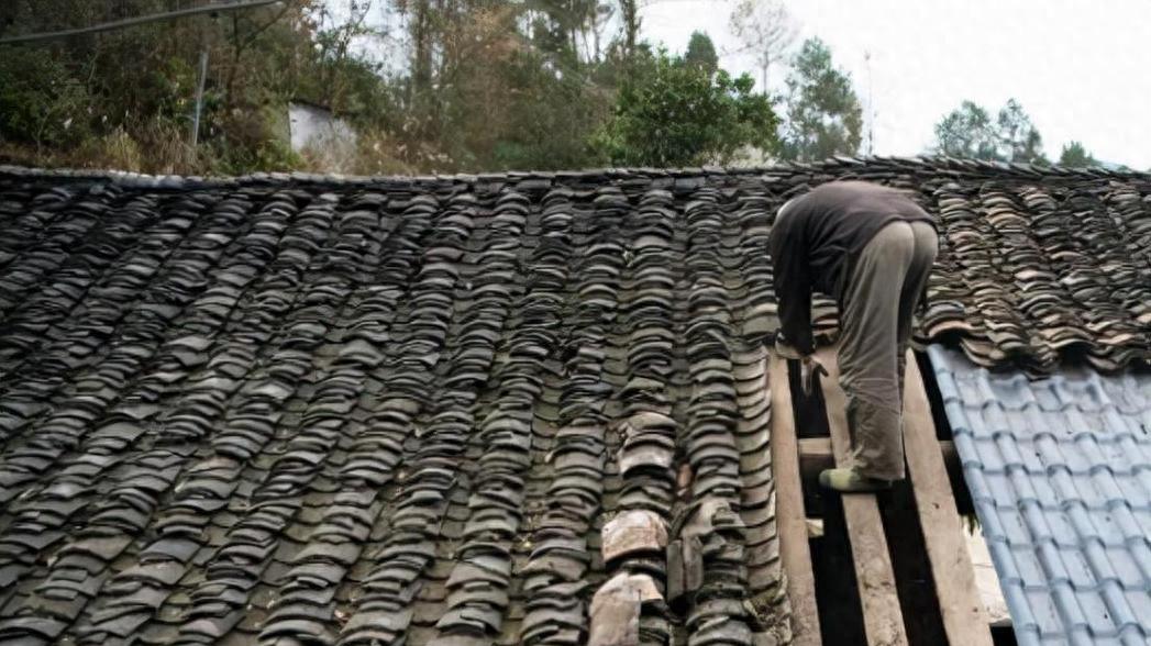 好可惜！邻居靠捡瓦赚钱，20年前为儿子盖的婚房，没怎么住又要拆