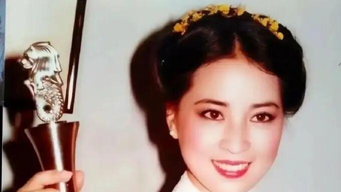 看到林凤娇和10岁房祖名合影，才明白成龙为啥说“一见钟情”