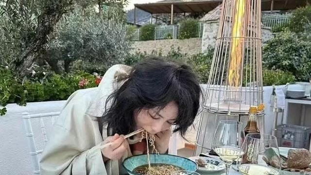 太腻歪！谢霆锋带55岁王菲外出聚餐，相处细节曝光，比小年轻还甜