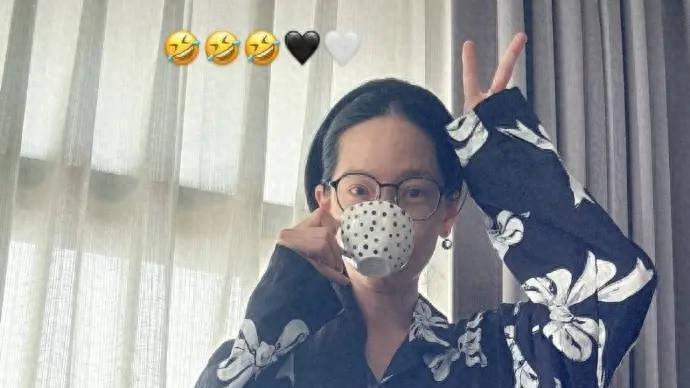 曾之乔产后首晒照 素颜穿睡衣身材纤细