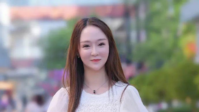 街拍美女：简约而不失精致的穿搭风格