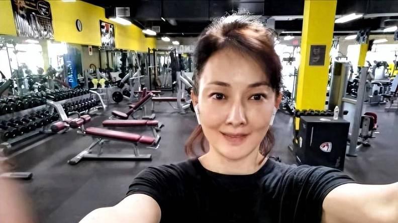 从双料冠军到春晚常青，裸婚牛莉活成人生赢家