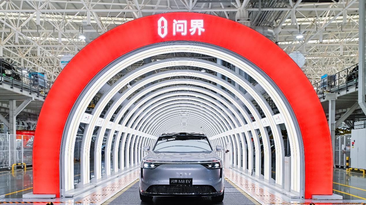 问界M8纯电版开启全国交付，赛力斯张兴海为首批用户交车