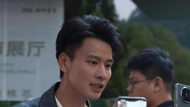 高颜值副镇长直播卖花出圈：一场冰雹催生的"芍药奇迹"竟让全镇欠下"花债"？