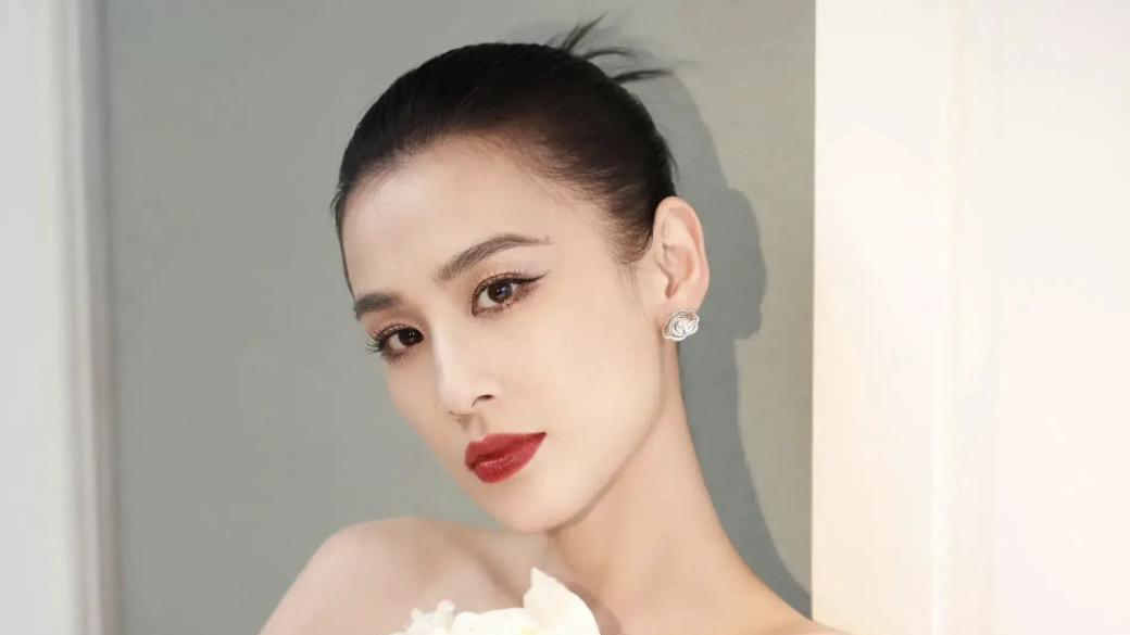 豪门婚姻的两种剧本，胡静与黄圣依的背道而驰