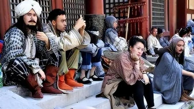 我在横店当群演，发现吻戏、床戏都是真的，裸替一天挣3000元