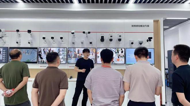 鄂皖协同｜安贝斯携手武汉安防协会湖北自主品牌，共赴海康威视城市展厅探索之旅