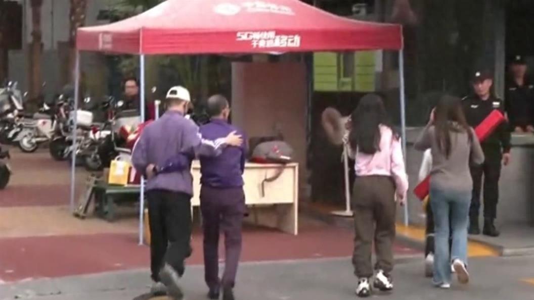 DNA比对现曙光，深圳“悬赏寻子”父亲，与儿泪洒相认？