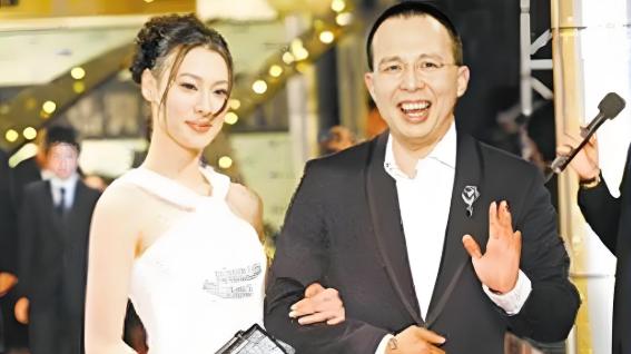 36岁梁洛施穿裸色裙现身北京！为李嘉诚儿生3子都进不了豪门！自爆不排斥新恋情