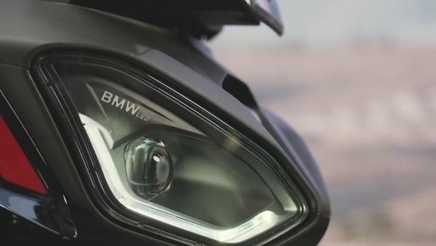 2025款宝马S1000R超级街车亮相，S1000RR超级仿赛同步更新，外观设计全面升级