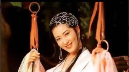 曹雪芹偷师兰陵笑笑生：《红楼梦》提前“剧透”的本事，竟然是抄了《金瓶梅》的作业