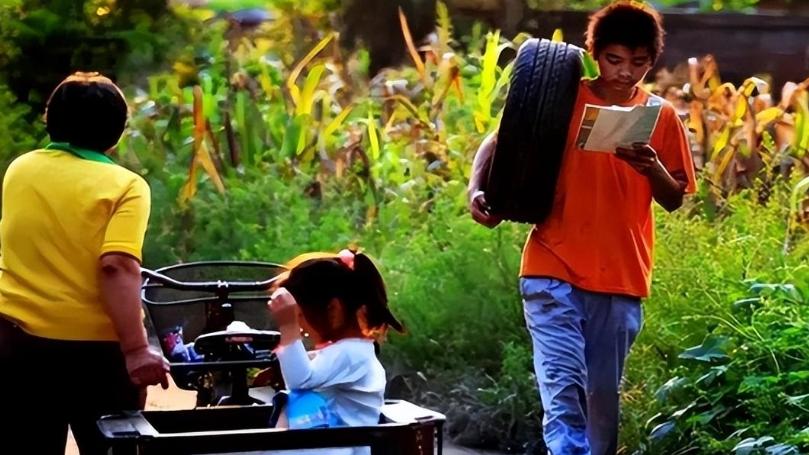 养父捡破烂供出清华才子，生父拿1000万认亲，儿子：一分也不稀罕