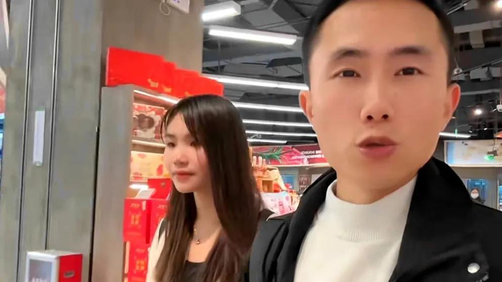 老挝女友查看手机后，昆明小伙半夜12点被赶出酒店，流落万象街头