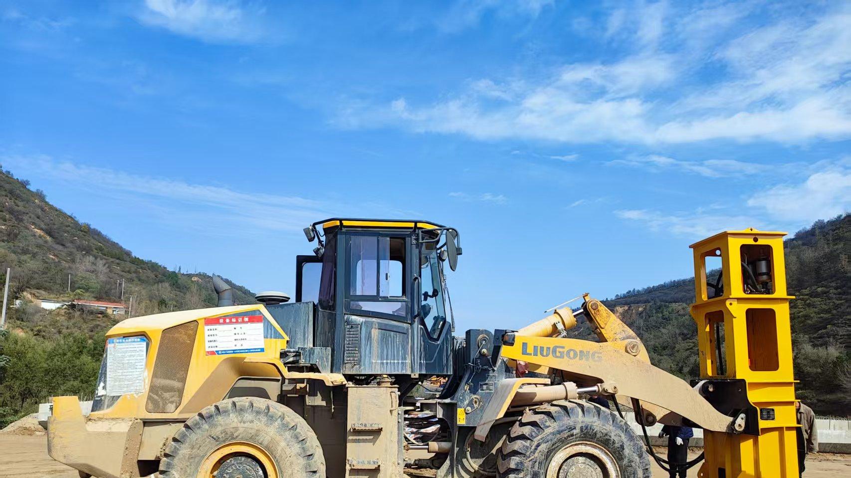 装载机液压夯实机：根治路基结合处沉降难题的利器