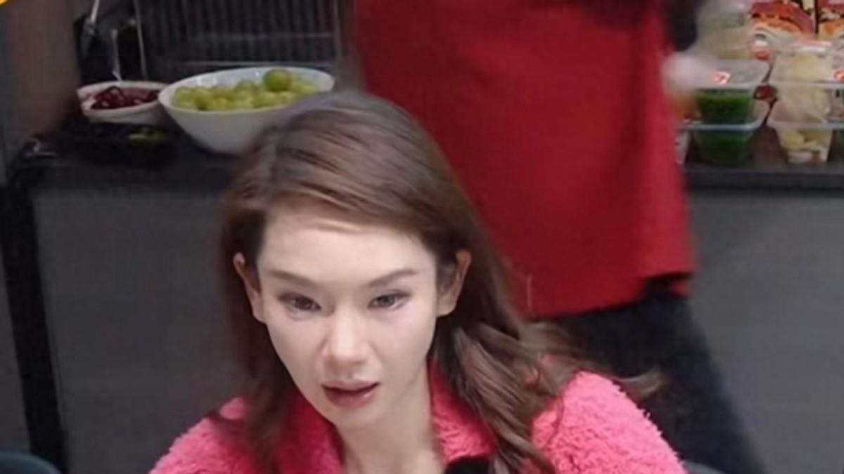 40岁戚薇近照撞脸董明珠，眼皮提拉脸部僵硬，医美痕迹一目了然