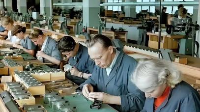 1990年东德西德合并，从德国分裂到今天，它们的差距还有多大？