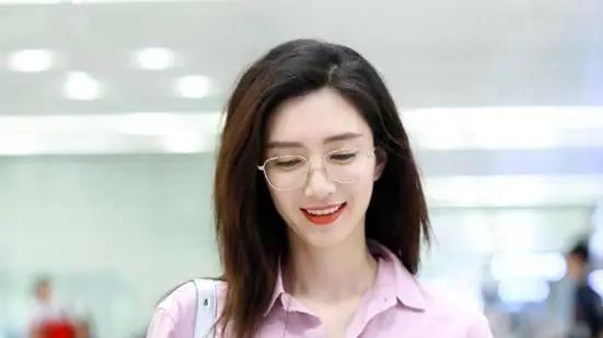 38岁“江疏影”带火了一种新穿法：皮马甲+大妈花裤，显瘦又洋气