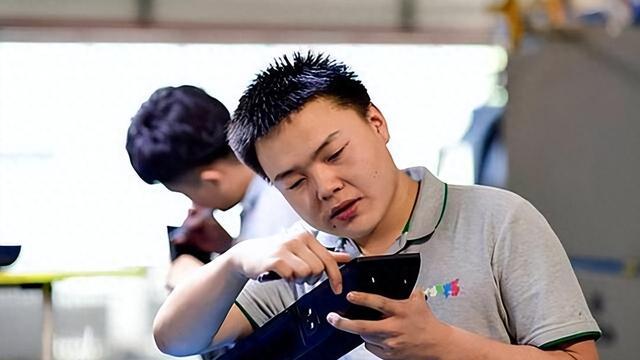 老领导在我家吃住一个月，花了2万，临走时对我说：记得看床头柜